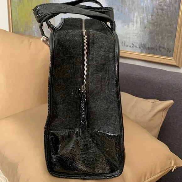 Grey and  faux patent hand bag - Picture 3 of 12